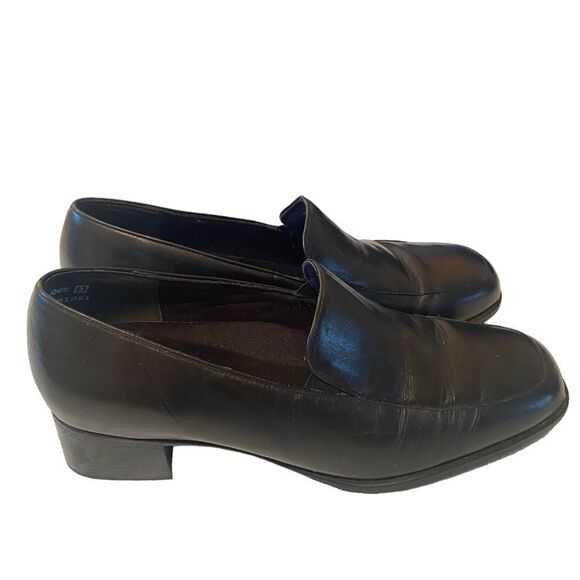 Munro Classic Black Heeled Loafers in Ladies Size 9W. - Picture 4 of 7